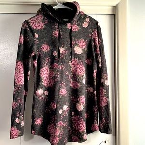 🍇floral knit hooded top, faux fur lined hood, black floral size medium